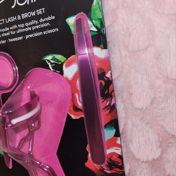 Betsey Johnson Lash & Brow Set - Picture 4 of 8